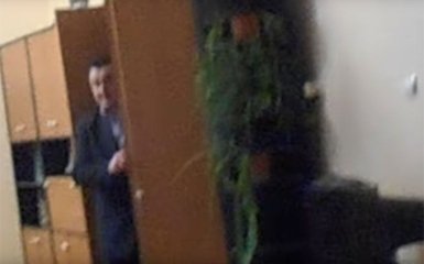 Полицейский начальник на Закарпатье спрятался от людей в шкафу: появилось видео