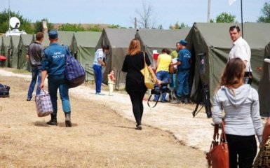 Выгоняют на улицы: Россия масштабно сворачивает помощь беженцам с Донбасса