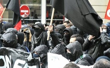 Погромы и коктейли Молотова: на демонстрации в Париже пострадали трое полицейских