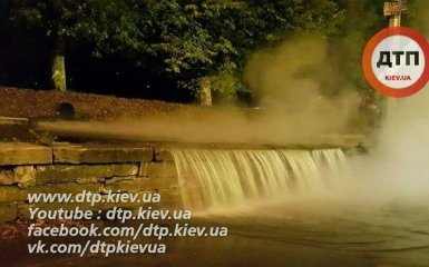 Масштабный прорыв трубы превратил улицу Киева в водопад: появились фото