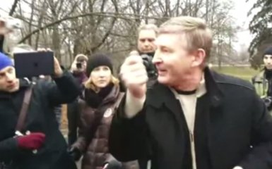 Очевидец вспомнил, как Ахметов в спортивных штанах общался с активистами: опубликовано видео