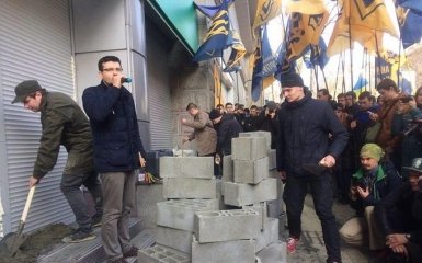 В центре Киева активисты замуровали вход в российский банк: появились фото и видео