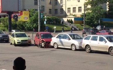 У Києві зіткнулися одразу тринадцять машин: опубліковані фото