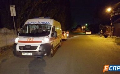 У Києві мікроавтобус влетів у натовп людей, є загиблий: опубліковані фото