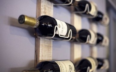 Вчені розвіяли міф про користь вина