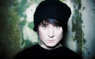 Зрада или осторожность: блогеры разошлись в оценке скандала с Земфирой и флагом