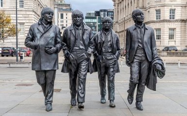 Памятник группы The Beatles в Ливерпуле одет в вышиванки — фото
