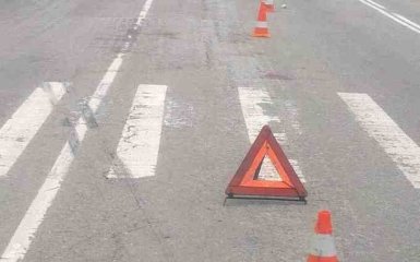 Полицейский сбил двух девушек на "зебре"