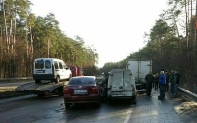 Под Киевом большая авария, разбиты сразу 5 авто: опубликованы фото