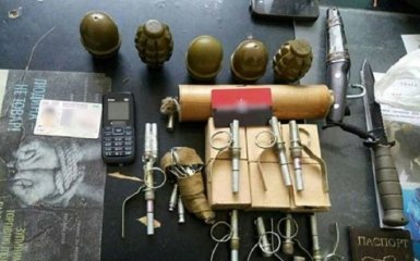 У київському метро спіймали чоловіка з оберемком гранат: опубліковані фото