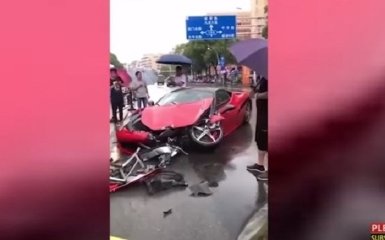 В Китае женщина за несколько минут разбила новый Ferrari: появилось шокирующее видео