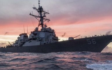 Военный эсминец США столкнулся с танкером у Сингапура: появилось видео