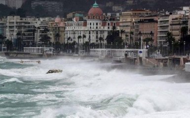 Францию накрыло наводнение. Мощный шторм сносит дома, люди пропадают без вести