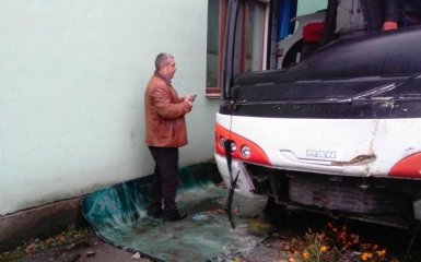 У Житомирі вантажівка протаранила автобус, є загиблий і поранені: з'явилися фото з місця аварії