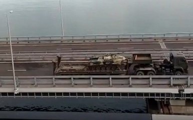 Путін по Керченському мосту стягує до Криму бойову техніку: опубліковано відео