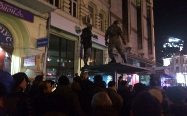 Погромы и пожар в центре Киева: появилось новое видео