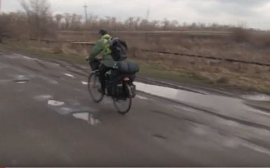 Храбрый польский паломник путешествует в зоне АТО: опубликовано видео