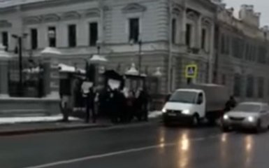 В России отомстили британскому посольству за акцию в Лондоне: опубликованы видео