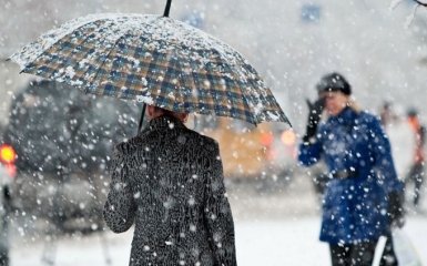 Сильний вітер і дощ: в Україні оголосили штормове попередження