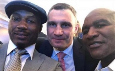 Льюїс, Холіфілд, Кличко та Усик: в Києві пройшла грандіозна автограф-сесія топ-боксерів