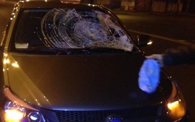 Новини Києва - У Києві розгромили машину, яка збила пішохода: з'явилися фото з місця ДТП