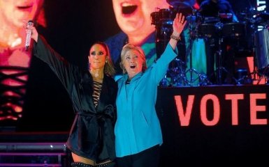 Американская певица "пятой точкой" поддержала Клинтон: появились фото