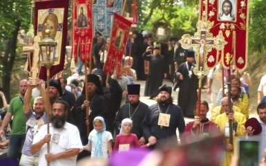 Снять крест, чтобы пройти к Владимиру: появилось яркое видео крестного хода