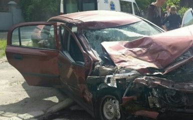 В Киеве авто влетело в маршрутку и вспыхнуло, есть пострадавшие: появились фото