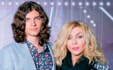 Син Білик засвітив торс у фотосесії з юними балеринами