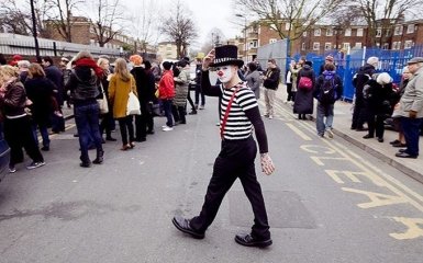 Російське посольство викликало в мережі сміх розповіддю про небезпечних британських клоунів