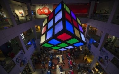 Британец создал 100-килограммовый кубик Рубика (видео)