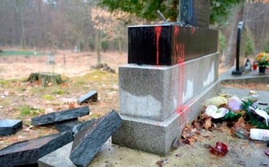 У Польщі ідейні соратники Путіна розгромили пам'ятник УПА: з'явилося фото і відео