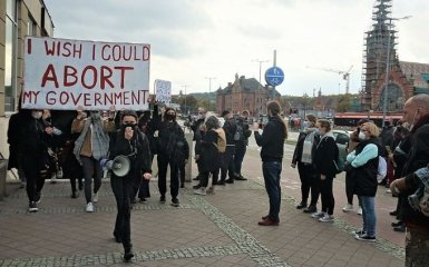 По всей Польше возобновились протесты против решения об абортах