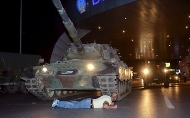 Провальный переворот в Турции: сеть шокировало видео с танком и протестующим