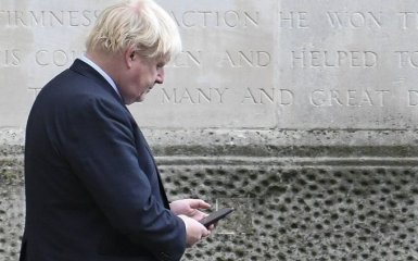 Борис Джонсон попал в очередной скандал за переписку в личном телефоне