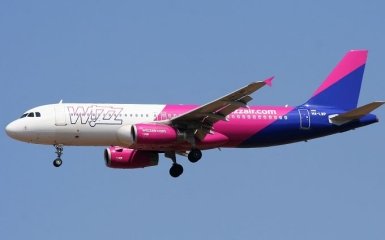 Венгерская авиакомпания Wizz Air сняла с самолета украинского военного с протезом