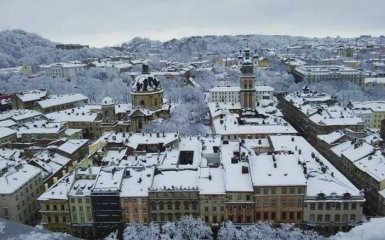 Львів засипало снігом: в мережі публікують видовищні фото