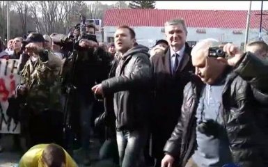 Посольство России в Киеве с криками про Путина атаковали яйцами: появилось видео