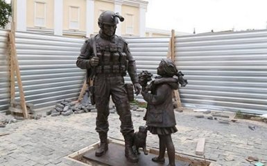 В сети посмеялись над новым памятником "зеленому человечку" в Крыму: опубликовано фото
