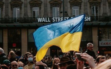 Суд Берлина разрешил украинские флаги 8 и 9 мая. Российские – под запретом