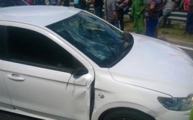 На Львовщине машина польского консула въехала в митингующих: опубликовано видео