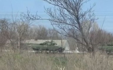 Західні ЗМІ показали відео з танками Путіна біля кордонів України