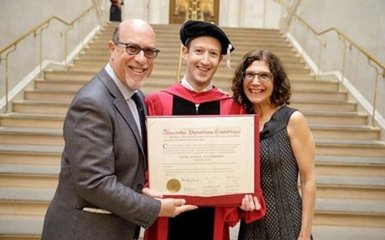 Цукерберг отримав докторський ступінь у Гарварді: з'явилися фото та відео