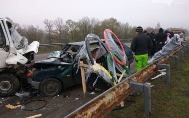 В ДТП под Черниговом погибла украинская певица: фото с места аварии