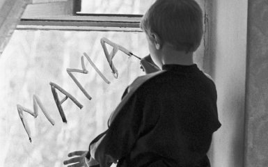 У Києві горе-батьки залишили маленьких дітей на дві доби під замком