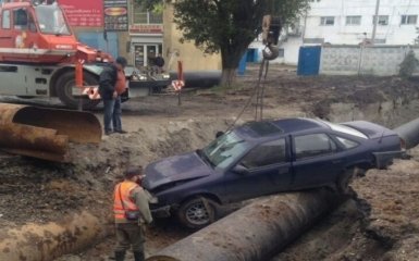 В Одесі машина провалилася у яму: з'явилися вражаючі фото