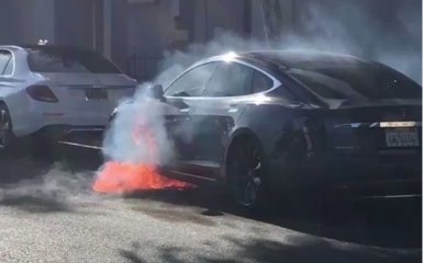 Режисер "Карткового будинку" ледь не згорів у Tesla: опубліковані фото