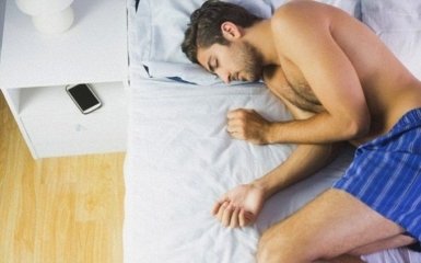 Зарядка мобильных телефонов в спальне вредит нашему здоровью - ученые