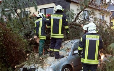 У Європі вирує потужний ураган, є жертви: опубліковано відео