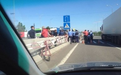 Далекобійники перекрили одну з головних трас України: опубліковані фото